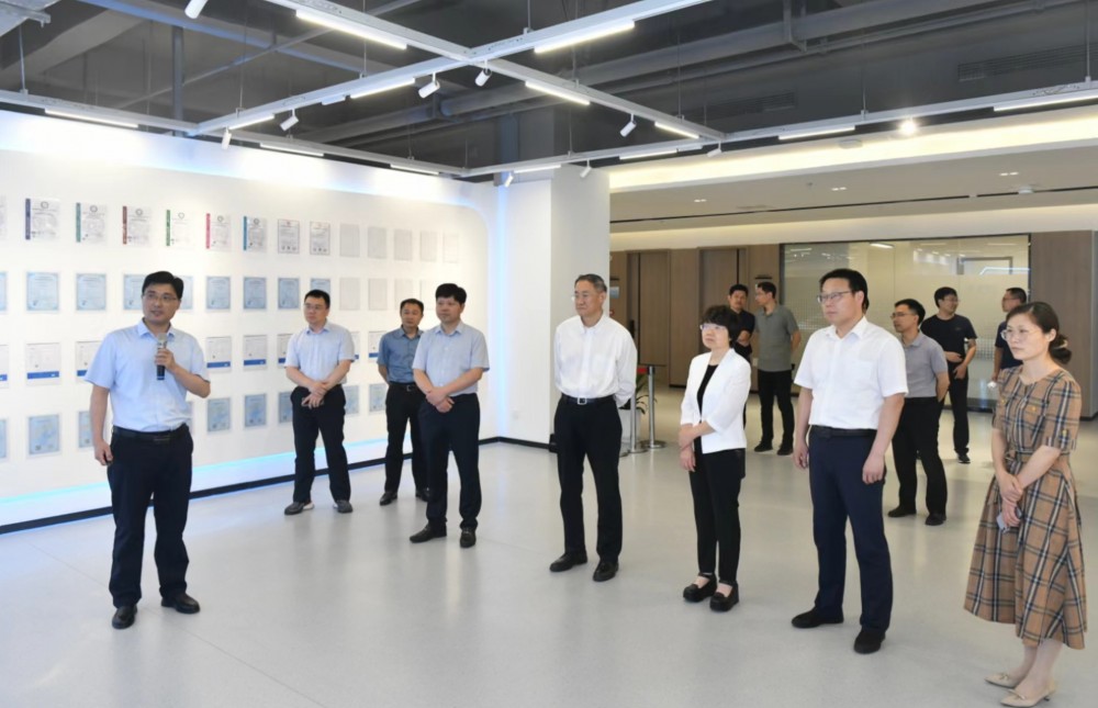 省数据局领导到钟吾大数据集团调研